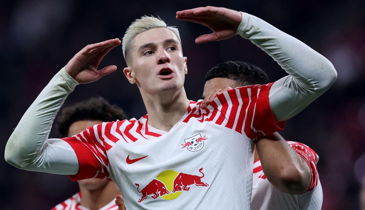 Benjamin Sesko, striker muda Slovenia berusia 20 tahun yang kini tengah menjalani musim pertama bersama RB Leipzig di Bundesliga total telah mencetak 7 gol dari 22 laga di semua ajang. Kekurangan menit bermain akibat hanya jadi pilihan kedua di RB Leipzig, membuat sang pemain diyakini akan menerima tawaran Manchester United untuk hengkang pada bursa transfer Januari 2024. MU pun harus bersaing dengan beberapa klub lain yang juga meminatinya, seperti Chelsea, Arsenal dan Newcastle United. (AFP/Ronny Hartmann)
