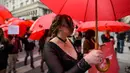 Sejumlah pekerja seks membawa payung merah saat menggelar unjuk rasa di Skopje, Makedonia, Senin (17/12). Mereka menyerukan dihentikannya kekerasan terhadap pekerja seks dan penerapan hukuman bagi pelakunya. (Robert ATANASOVSKI/AFP)