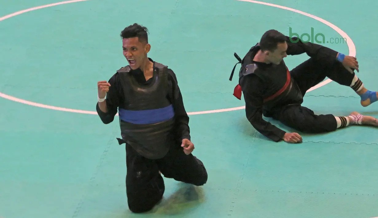 Eskpresi pesilat Malaysia, Shukor M. Z. Hakim (kiri) usai menjatuhkan Arafa M. Yachser pada semifinal putra kelas 55 kg - 60 kg Test Event Pencak Silat 2018 di Padepokan Silat TMII, Jakarta, (12/2/2018). Arafa menang 5-0. (Bola.com/Nick Hanoatubun)