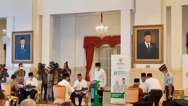 Presiden Joko Widodo atau Jokowi beserta Wakil Presiden Ma'ruf Amin membayarkan zakat melalui Badan Amil Zakat Nasional (BAZNAS) di Istana Negara Jakarta, Selasa (28/3/2023).