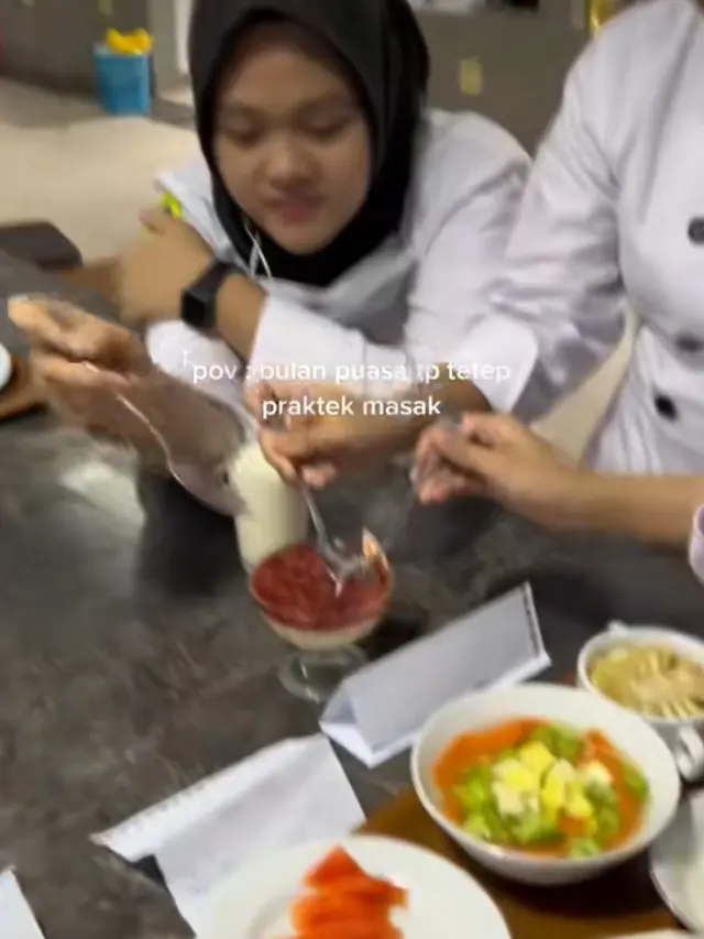 Siswa Tata Boga Masak saat Puasa