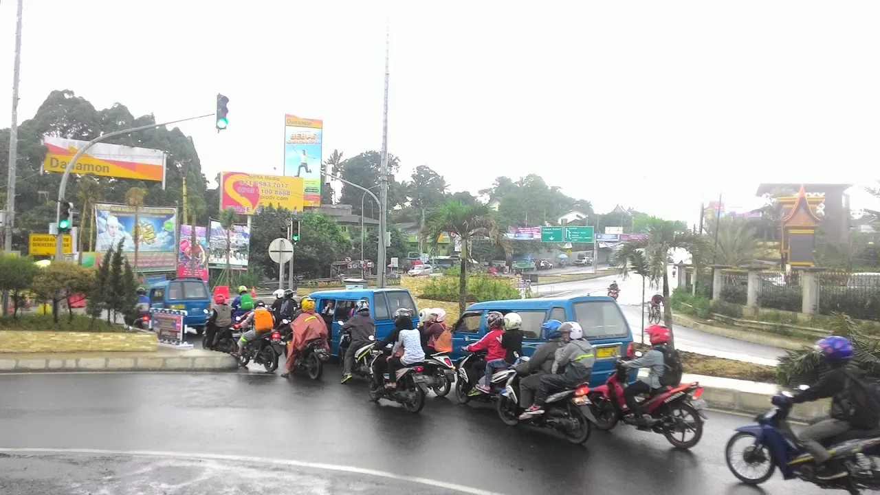 Puncak dipenuhi kendaraan bermotor