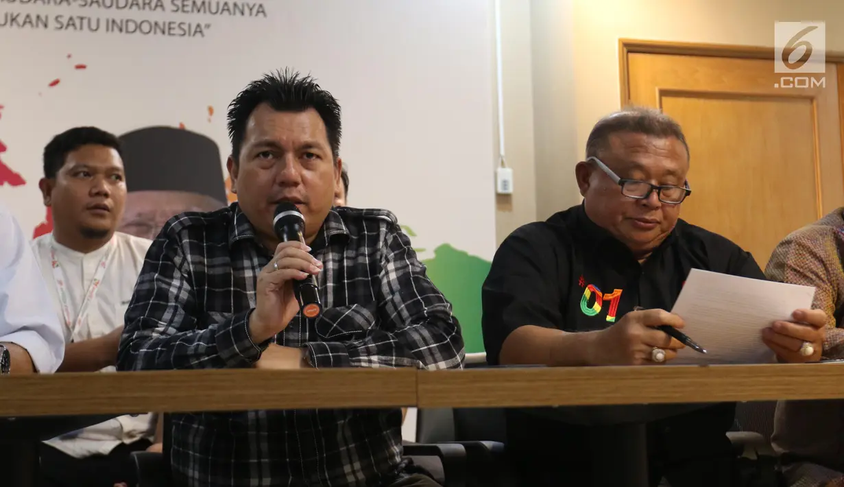 Direktur Hukum dan Advokasi TKN 01, Irfan Pulungan (kiri) dan Tim Hukum dan Advokasi TKN 01, Hermawi Franziskus saat siaran pers di Jakarta, Selasa (25/6/2019). Siaran Pers tersebut mengenai: Menyongsong Keputusan MK atas Sidang Sengketa Pilpres 27 Juni 2019. (Liputan6.com/Angga Yuniar)