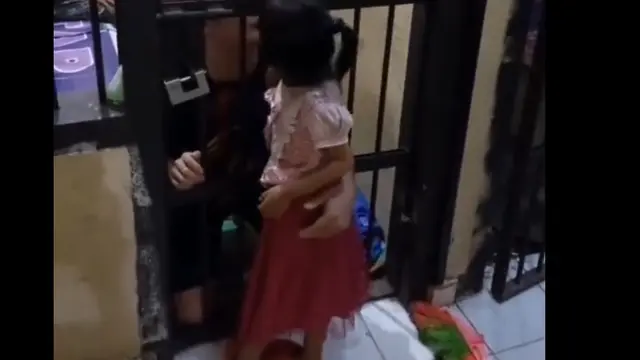 Viral Polisi Buka Pintu Penjara Tak Tega Lihat Anak Peluk Ayahnya Terhalang Jeruji, Warganet: Bikin Mewek