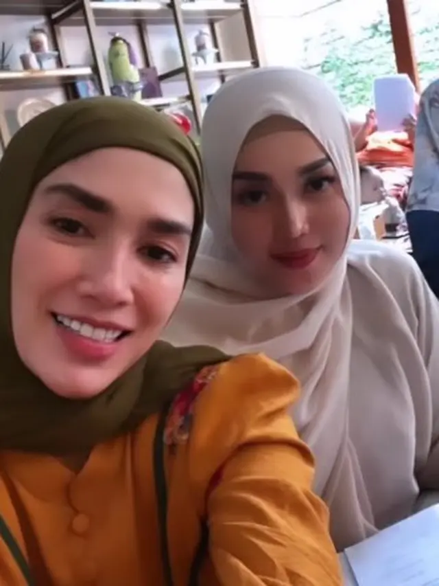 Ussy Sulistiawaty ikut pengajian (Instagram/ussypratama)