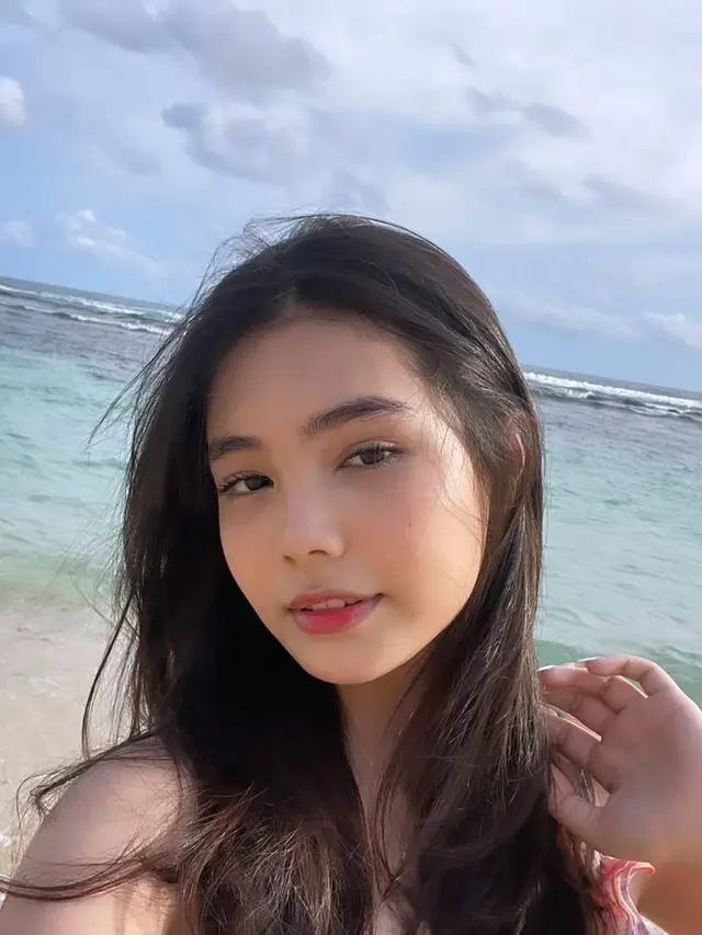 Tampil Pakai Dress, Ini 7 Potret Lea Ciarachel Liburan Ke Pantai yang Tuai Sorotan