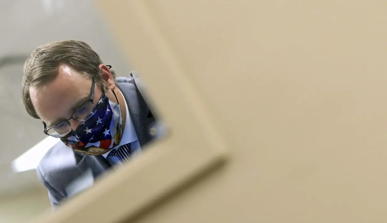 Seorang pegawai departemen pemilihan Hamilton County berdiri di ruang penghitungan suara selama pemilihan umum di Dewan Pemilihan Hamilton County, Cincinnati, Amerika Serikat, Selasa (3/11/2020). (AP Photo/Aaron Doster)