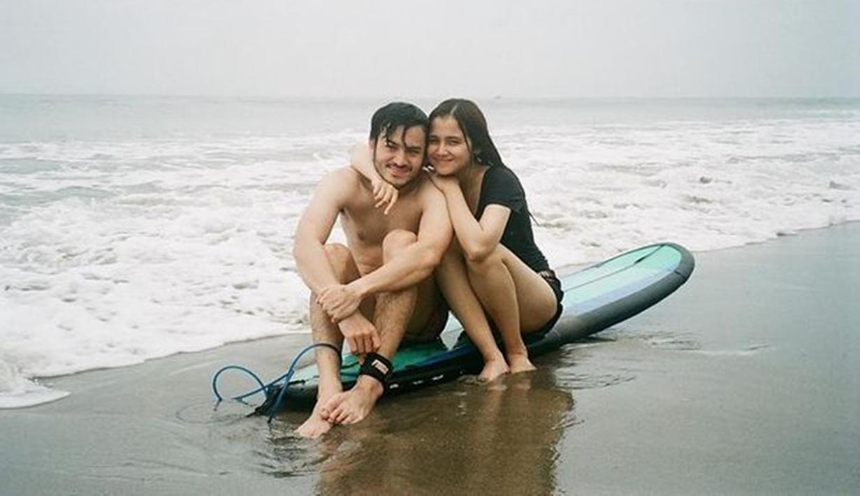 Jarang unggah foto mesra di media sosial, potret romantis Syifa Hadju dan Rizky Nazar ini curi perhatian. Rizky Nazar bagikan foto mesranya bersama Syifa Hadju ini tepat di hari ulang tahun Syifa yang ke-21 pada 13 Juli 2021 lalu. Selalu dengan keterangan unggahan yang simpel, bintang film Magic Hour ini hanya tuliskan ‘Happy Birthday’ di keterangan unggahannya dengan emotikon love. (Liputan6.com/IG/rizkynazar20)