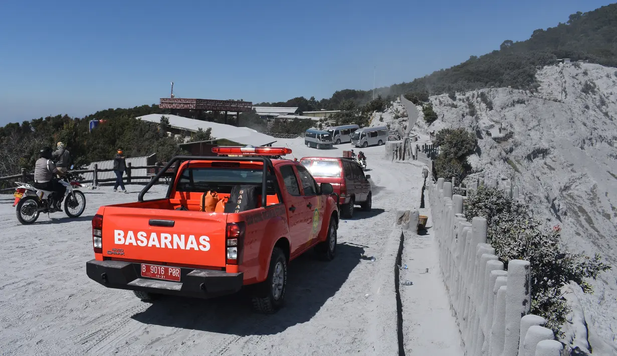 Mobil Basarnas melintas di kawasan sekitar gunung berapi Tangkuban Perahu sehari setelah erupsi di Subang, Kabupaten Bandung Barat, provinsi Jawa Barat (27/7/2019). Erupsi terjadi pada pukul 15.48 WIB, Jumat (26/7/2019). Erupsi terjadi di Kawah Ratu, Gunung Tangkuban Parahu. (AFP Photo/Timur Matahar