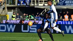 Pemain Atalanta, Boukari Drame (kiri) menghadang pemain Inter Milan, Fredy Guarin pada lanjutan Liga Italia Serie A di Stadion Atleti Azzurri, Bergamo, Sabtu (16/1/2016). (AFP Photo/Giuseppe Cacace)