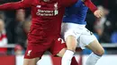 Gelandang Liverpool, Xherdan Shaqiri berebut bola dengan gelandang Everton, Bernard selama pertandingan Liga Inggris di Anfield Stadium (2/12). Liverpool menang tipis 1-0 atas Everton. (AP Photo / Jon Super)