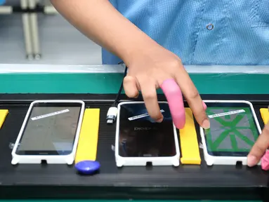 Teknisi sedang melakukan pengetesan smartphone Xiaomi di pabrik PT. Sat Nusapersada, Batam, Senin (4/11). Proses manufaktur produk Xiaomi di Batam dilakukan oleh teknisi lokal. (Liputan6.com/Fery Pradolo)