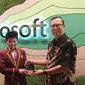 Evan Felix Santoso menerima trofi kemenangan dari Microsoft Imagine Cup Junior 2022 (Dok. Microsoft)