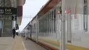 Para staf bersiaga saat penumpang menaiki kereta di Stasiun Nairobi di Nairobi, Kenya (13/7/2020). Jalur Kereta Rel Standar (Standard Gauge Railway/SGR) Mombasa-Nairobi pada Senin (13/7) kembali membuka layanan penumpang di tengah peningkatan langkah-langkah pencegahan COVID-19. (Xinhua/Feng Dong)