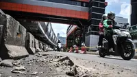 Pengendara motor menghindari jalan rusak dan berlubang saat melintas di Jalan HR Rasuna Said, Kuningan, Jakarta Selatan, Senin (24/10/2022). Kondisi jalan menjadi lebih parah saat turun hujan sehingga menyebabkan genangan yang menutupi lubang. (merdeka.com/Iqbal S. Nugroho)