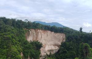 Kondisi terkini Ngarai Sianok Guguak Tinggi, Kecamatan Ampek Koto, Kabupaten Agam yang mengalami longsor pascabencana hidrometeorologi Sumatera Barat (Sumbar). (Antara)