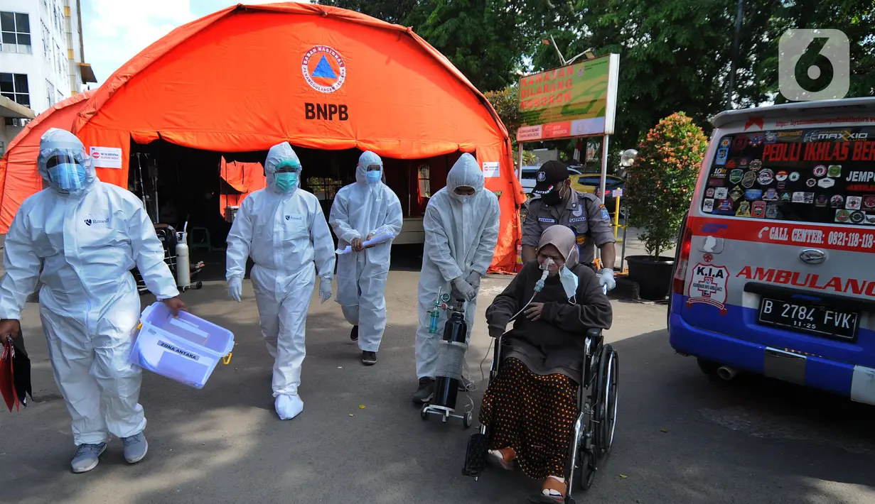 Petugas mengevakuasi pasien COVID-19 untuk menjalani perawatan di dalam tenda darurat di RSUD Kota Bekasi, Jumat (25/06/2021). Puluhan pasien covid-19 saat ini dirawat dalam tenda darurat karena keterisian tempat tidur yang penuh akibat lonjakan kasus. (merdeka.com/Arie Basuki)