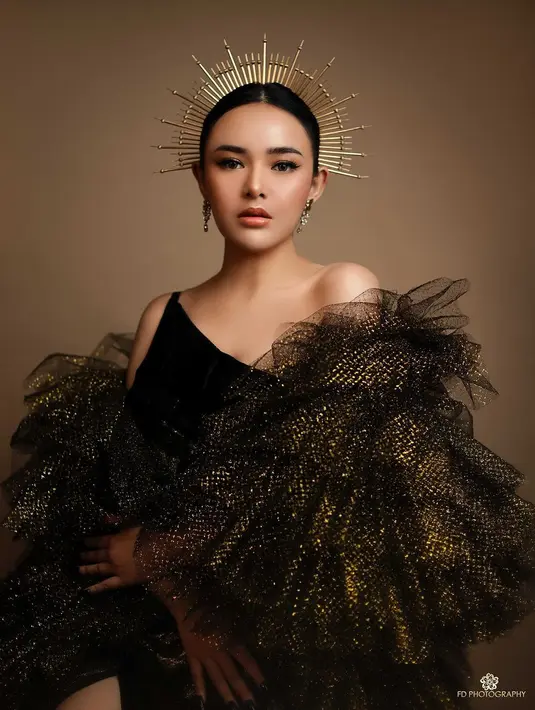 Di photoshoot sebelumnya, penampilan Amanda Manopo pun tak kalah memesona. Ia mengenakan kostum bak dewi matahari yang bernuansa keemasan. [Foto: Instagram/fdphotography90]