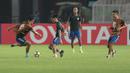 Aksi para pemain Tampines Rovers saat latihan Piala AFC 2018 di Stadion Utama GBK, Senayan, Jakarta (27/2/2018). Tampines Rovers akan melawan Persija di Grup H. (Bola.com/Nick Hanoatubun)