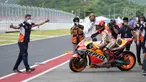 Pembalap Repsol Honda asal Spanyol Marc Marquez mengendarai sepeda motornya dari garasi saat sesi latihan bebas pertama di Pertamina Mandalika International Street Circuit, Mandalika, Lombok Tengah, Nusa Tenggara Barat, Jumat (18/3/2022). (AP Photo/Achmad Ibrahim)