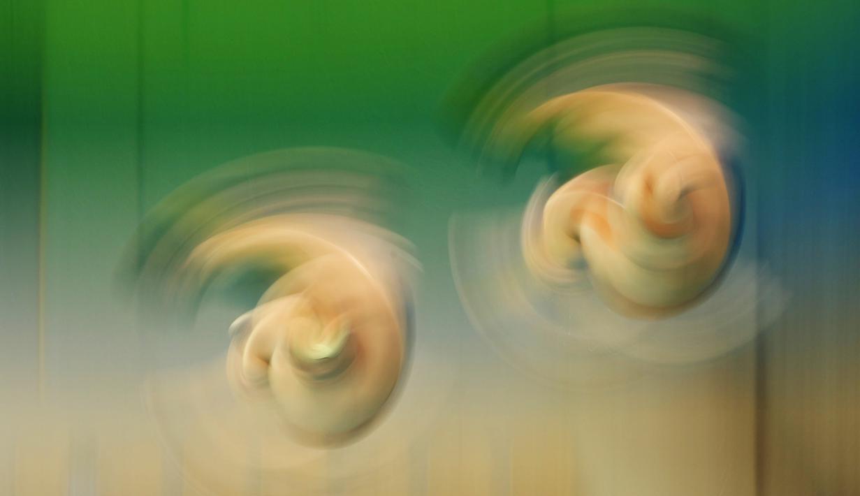 Duet atlet AS, David Boudia dan Steele Johnson, beraksi di nomor sinkronisasi menara 10m loncat indah Olimpiade Rio 2016 di Maria Lenk Aquatics Centre, Rio de Janeiro, Brasil, (8/8/2016). (Reuters/Dominic Ebenbichler)