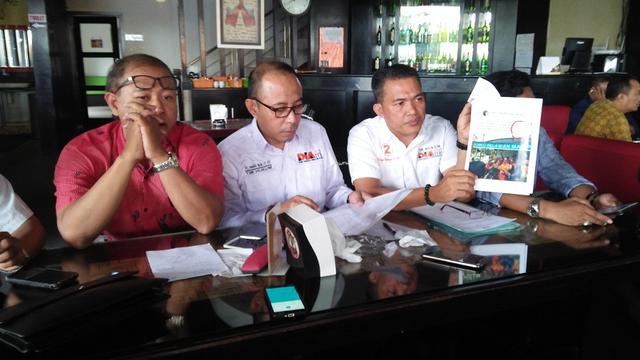 Tim paslon Petahana Pilkada Makassar lapor dugaan ujaran kebencian di Polda Sulsel (Liputan6.com/ Eka Hakim)