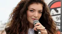 Pakai Cincin di Jari Manis, Lorde Telah Tunangan?