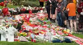 Para simpatisan meninggalkan bunga di tugu peringatan yang didirikan di dekat lapangan sepak bola Anfield untuk penyerang asal Portugal, Diogo Jota, di Liverpool, Inggris, 3 Juli 2025. (Paul BARKER/AFP)