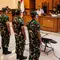 Empat personel Tentara Nasional Indonesia (TNI) yang dituduh menyiram air keras ke seorang aktivis Hak Asasi Manusia (HAM) saat menghadiri sidang pembacaan putusan di Pengadilan Militer II-08, Jakarta pada Rabu 10 Juni 2026. (Yasuyoshi Chiba/AFP)