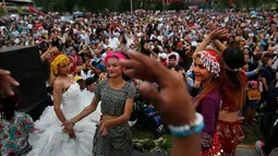 Sejumlah wanita menari saat Festival Hidirellez di Edirne, Turki, Jumat (5/5). Konon, festival ini adalah sebagai perayaan dari bertemunya dua orang nabi di dunia. (AP Photo / Lefteris Pitarakis)