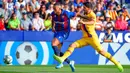 Bek Levante, Ruben Vezo, berebut bola dengan striker Barcelona, Luis Suarez, pada laga La Liga Spanyol di Stadion Ciutat de Valencia, Valencia, Sabtu (2/11). Levante menang 3-1 atas Barcelona. (AFP/Jose Jordan)