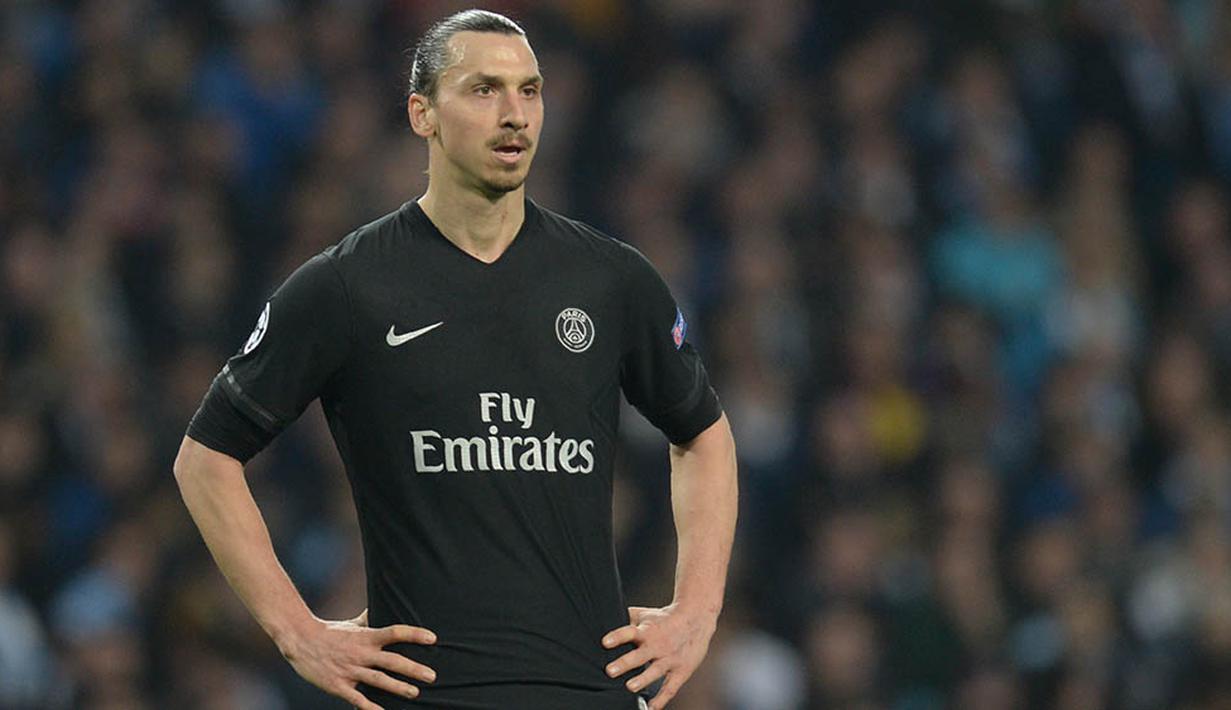 2. Zlatan Ibrahimovic, striker gaek asal Swedia ini bak gulali bagi klub-klub Liga Premier Inggris. Menurut London Evening Standard, bomber PSG itu sudah menerima penawaran dari banyak klub di negeri Ratu Elizabeth itu. (AFP/Oli Scarff)