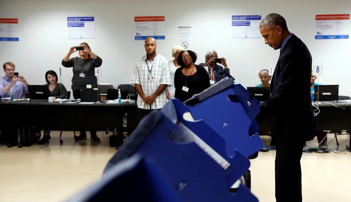 Presiden Amerika Serikat (AS) Barack Obama memberikan suaranya lebih awal untuk Pilpres AS 2016 di tempat pemungutan suara (TPS) kota Chicago, Illinois, Jumat (7/10). Chicago diketahui sebagai kampung halaman Barack Obama. (REUTERS/Jonathan Ernst)
