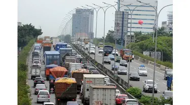 -Kapolres Karawang, AKBP Andi Mochammad Dicky Pastika Gadig mengimbau, para pengendara yang ada di jalan Tol Cikampek agar tidak berhenti baik di rest area maupun bahu jalan. Karena terjadi kemacaetan arus lalu lintas di Tol Cikampek dari KM 66. Kendaraan