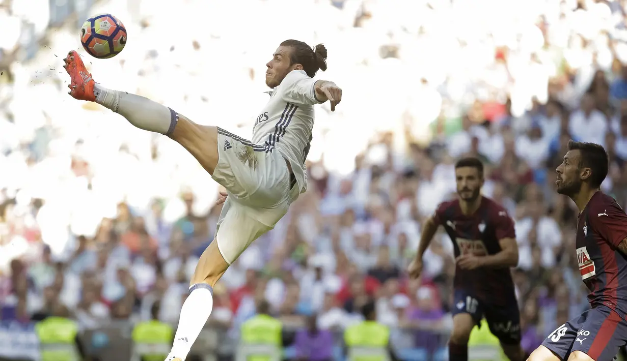 Aksi Gareth Bale menghalau bola saat melawan Eibar pada lanjutan La Liga Spanyol 2016-2017 di Stadion Santiago Bernabeu, Madrid, Minggu (2/10/2016). (EPA/Emilio Naranjo)