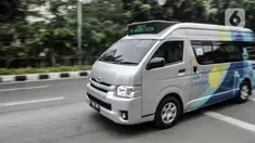 Angkutan Jak Lingko All New Purwarupa Mikrotrans saat beroperasi di Jakarta, Minggu (6/9/2020). PT Transjakarta meluncurkan All New Purwarupa Mikrotrans sebagai armada baru Jak Lingko. (merdeka.com/Iqbal S. Nugroho)