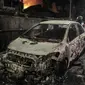 Warga melintas di dekat sebuah mobil yang hangus terbakar di kawasan Senen, Jakarta, Kamis (8/10/2020). Sebelumnya diketahui, terjadi aksi anarkis massa penolak Omnibus Law UU Cipta Kerja di dekat lokasi tersebut dan sejumlah wilayah di Ibu Kota. (merdeka.com/Iqbal Nugroho)