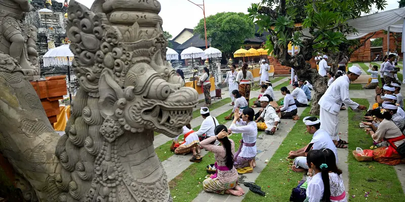 Khusyuk Peringatan Hari Raya Galungan di Bali
