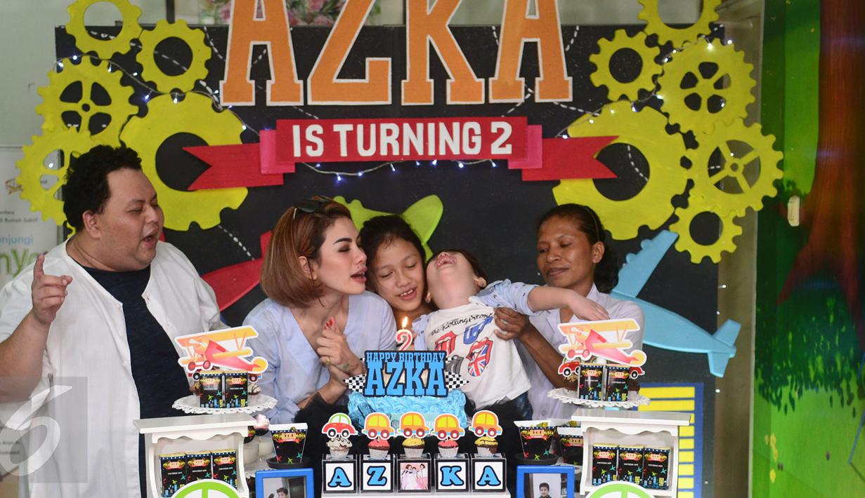 Nikita Mirzani bersama Azka ketika akan meniup lilin ulang tahun anak keduanya di Rumah Anyo, rumah bagi anak penderita kanker, Jakarta, Senin (3/10). Nikita mengatakan ingin mengajarkan Azka untuk berbagi dengan sesama (Liputan6.com/Herman Zakharia)
