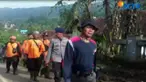 Selain menggunakan alat berat, proses pencarian juga menggunakan metode manual. Metode tersebut adalah dengan menyemprot dan mencangkul tanah.