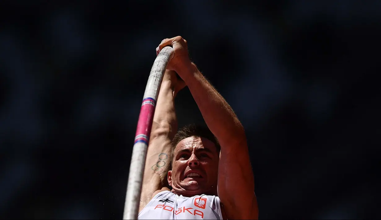 Atlet asal Polandia, Pawel Wiesiolek bertanding dalam lompat galah putra pada Olimpiade Tokyo 2020 di Olympic Stadium, Tokyo, Kamis (5/8/2021). (Foto: AFP/Ben Stansall)