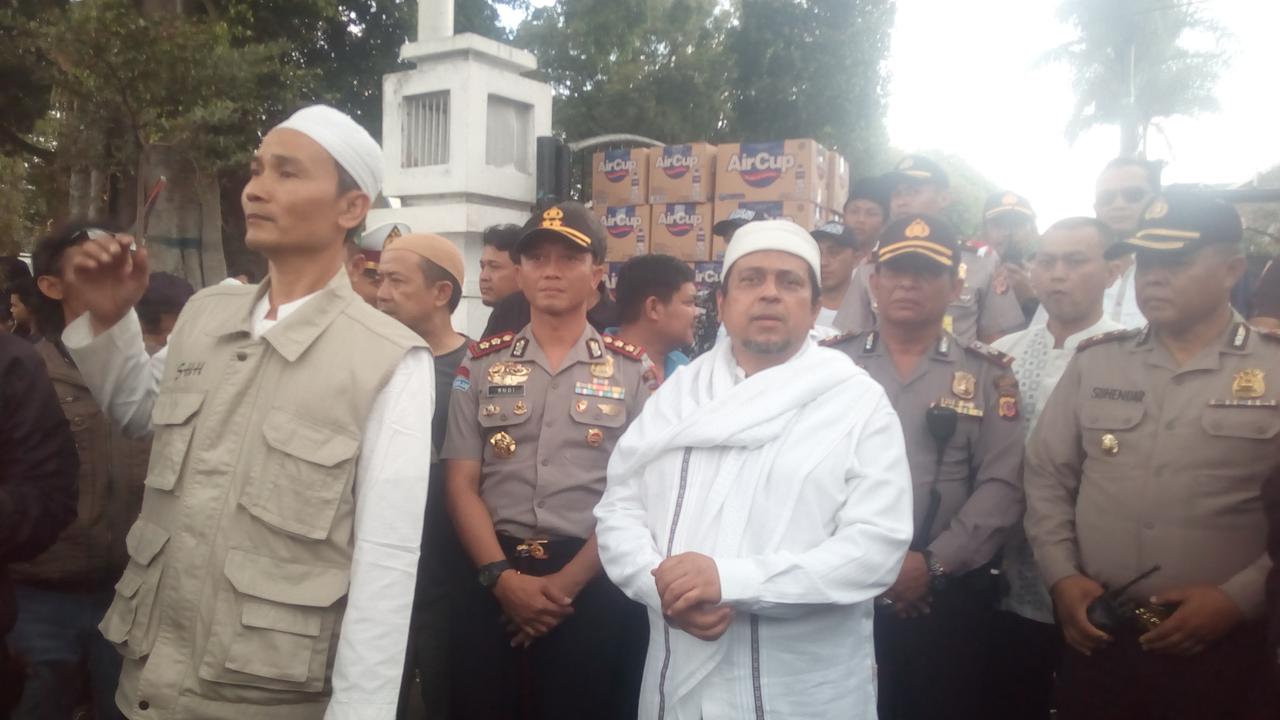 Orator Aliansi Umat Islam Bela Tauhid Ustad Haikal Hassan di tengah-tengah massa di Garut