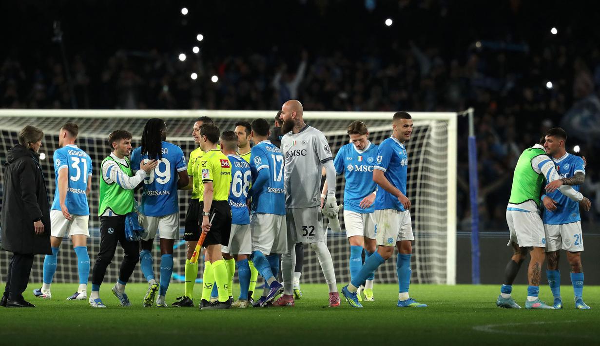 Hasil ini membuat Napoli menggeser peringkat kedua AC Milan dari klasemen sementara Liga Italia. Kini, skuad asuhan Antonio Conte mengoleksi 65 poin. (AFP/Carlo Hermann)