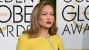 Aktris dan penyanyi Jennifer Lopez berpose saat menghadiri ajang bergengsi Golden Globe Awards 2016 di Beverly Hilton Hotel, California, Minggu (10/1). J-Lo memoles bibirnya dengan lipstik merah yang menambah kesan seksi.  (AFP Photo/ VALERIE MACON)