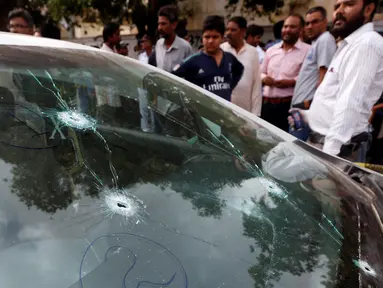 Lubang pada kaca mobil milik penyanyi Sufi Amjad Sabri di Karachi, Pakistan, Rabu (22/6). Amjad Sabri tewas ditembak oleh pria tak dikenal. (REUTERS / Akhtar Soomro)