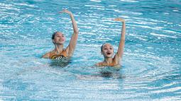 Pasangan Hilda Tri Julyandra dan Talitha Amabelle Putri Subeni beraksi dalam nomor duet renang artistik Indonesia Open Aquatic Championships 2025 di Stadion Akuatik, Senayan, Jakarta, Selasa (25/11/2025). (Bola.com/Bagaskara Lazuardi)