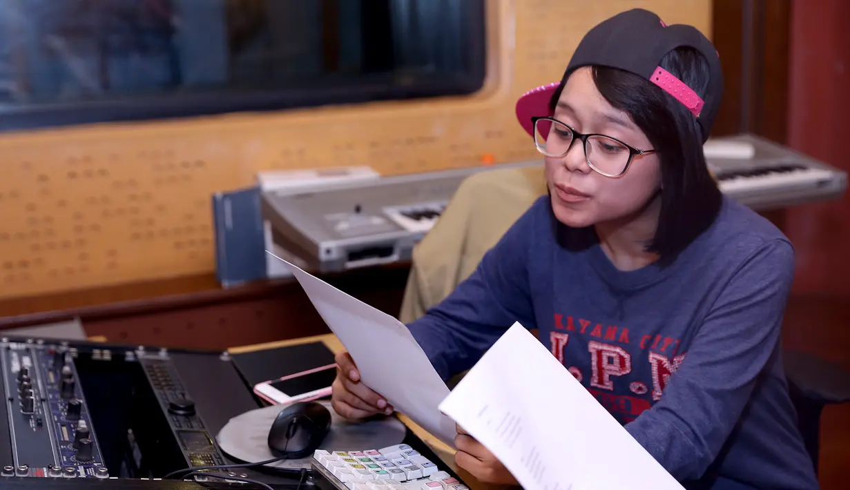 Saat menjalani take vokal di kawasan Sudirman, Jakarta Pusat, Kamis (14/01/2016) Lesti D'Academy sangat mengharapkan lagu Zapin Melayu bisa meledak seperti karya pak Ngah Sebelumnya.(Andy Masela/Bintang.com)