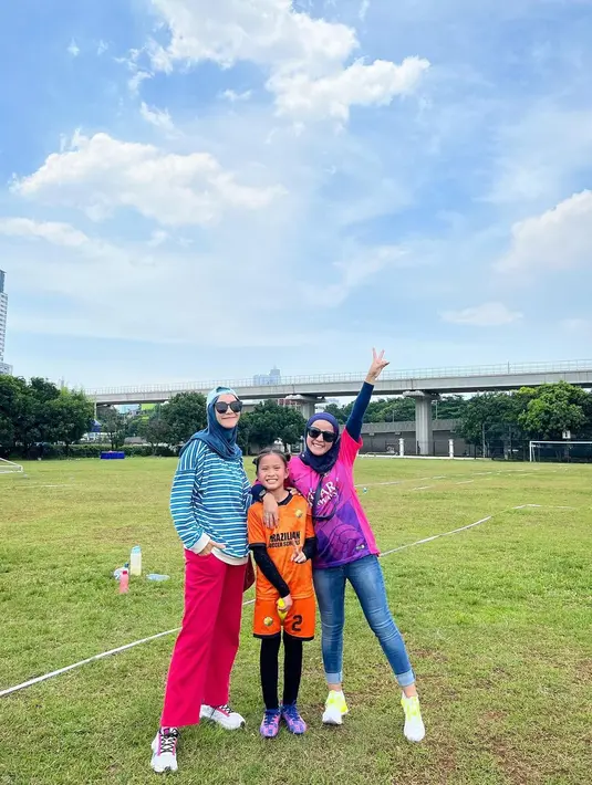 Akhirnya bintang sinetron Para Pencari Tuhan membuat kebijakan baru, yakni meluangkan waktu bersama anak satu per satu agar interaksi dua generasi makin berkualitas. “At least dalam seminggu setiap anak dapat waktu minimal banget 30 menit hanya sama Bia tanpa ada ade kakak lainnya. Dapat full attention Bia. Terdengar mudah, tapi coba praktekin deh. Enggak semudah itu cari waktu selo duaan ama masing2 anak,” aku Zaskia Adya Mecca. (Foto: Dok. Instagram @zaskiadyamecca)