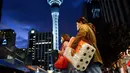 Dua wanita yang mengenakan masker melintas di jalan Kota Auckland, Selandia Baru, Rabu (12/8/2020). Kota terbesar di Selandia Baru, Auckland, pada 12 Agustus 2020 kembali memberlakukan Siaga COVID-19 Level 3 selama tiga hari setelah empat kasus terkonfirmasi pada 11 Agustus 2020. (Xinhua/Li Qiaoq)