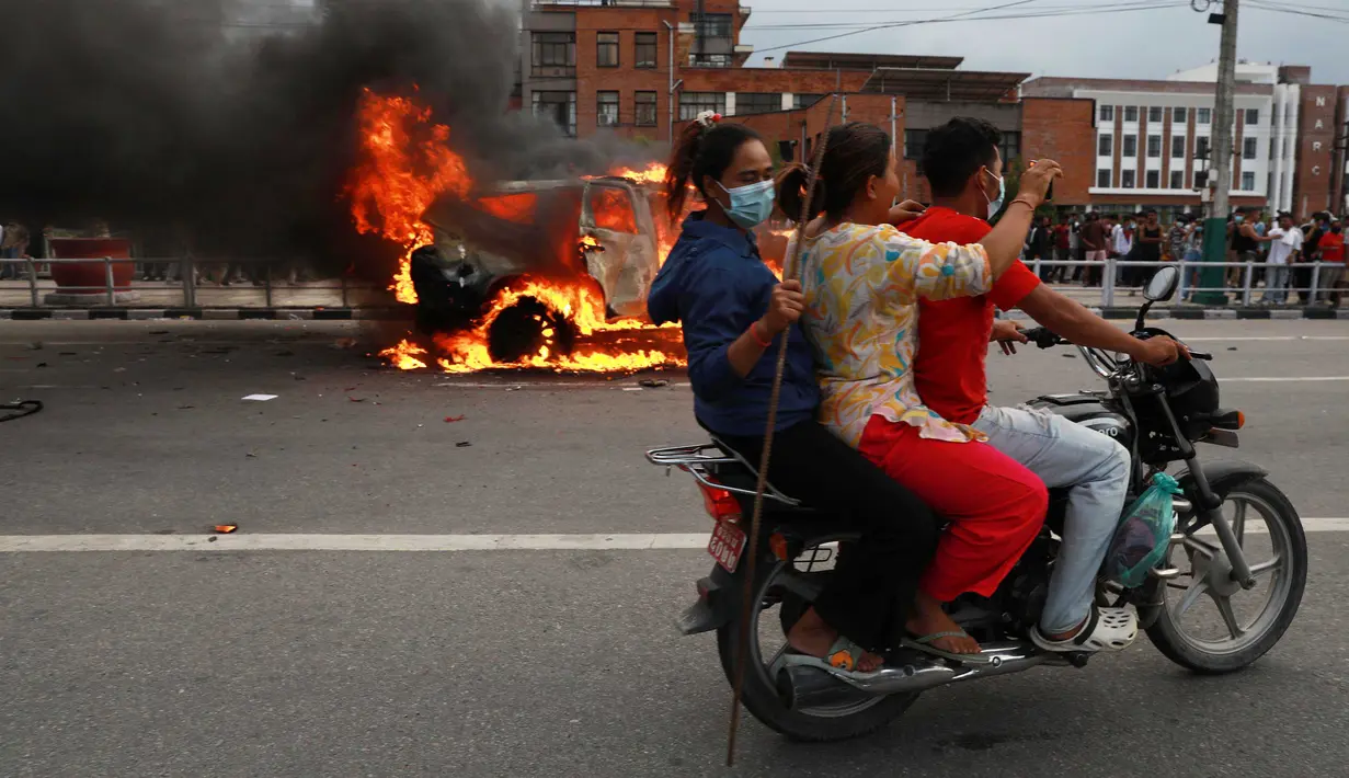 Aksi protes besar-besaran yang digalang Generasi Z Nepal mengguncang Kathmandu dan sejumlah kota lain sejak Senin (8/9/2025). (Prabin RANABHAT/AFP)